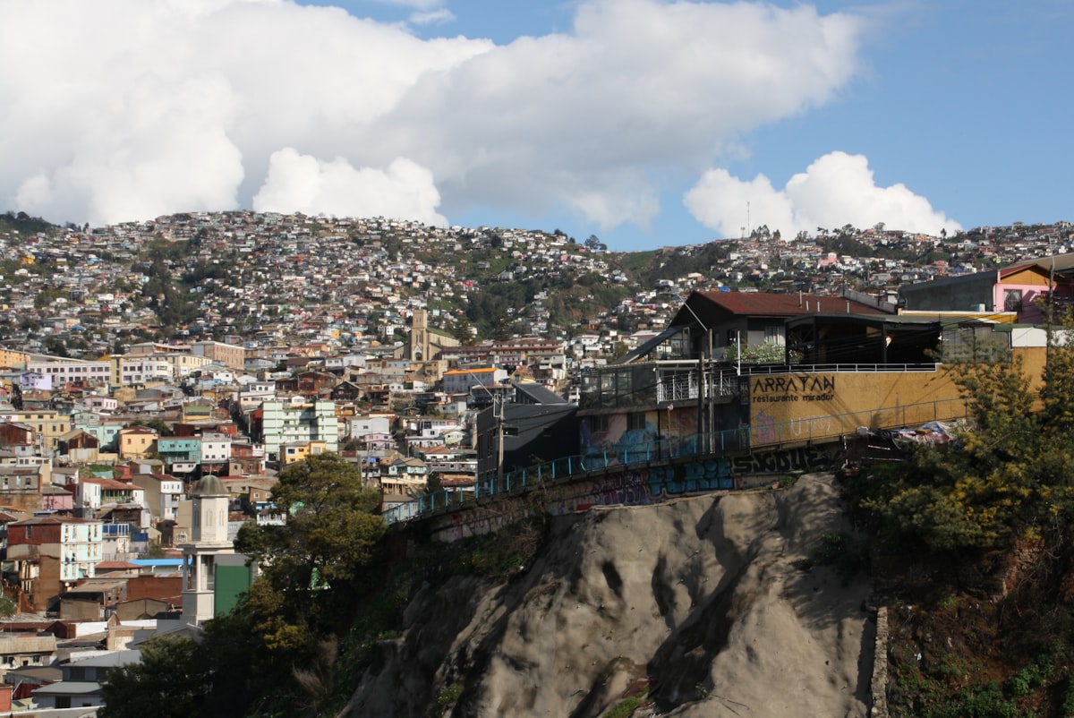 Cerros y colorido porteño